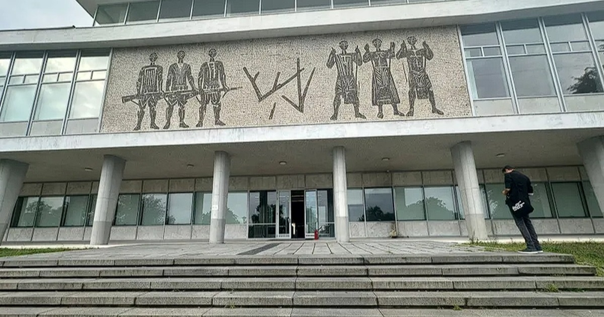 FOTO Bacio molotovljev koktel na Kuću cvijeća. "Zapalit ću ustaško leglo"