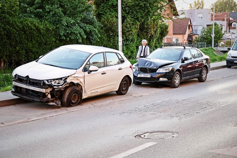 Zabila se u tri parkirana auta pa završila na krovu