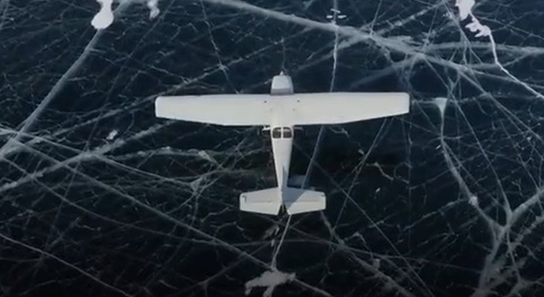Sletjeli na najdublje jezero svijeta pod tankim ledom, snimka je nevjerojatna