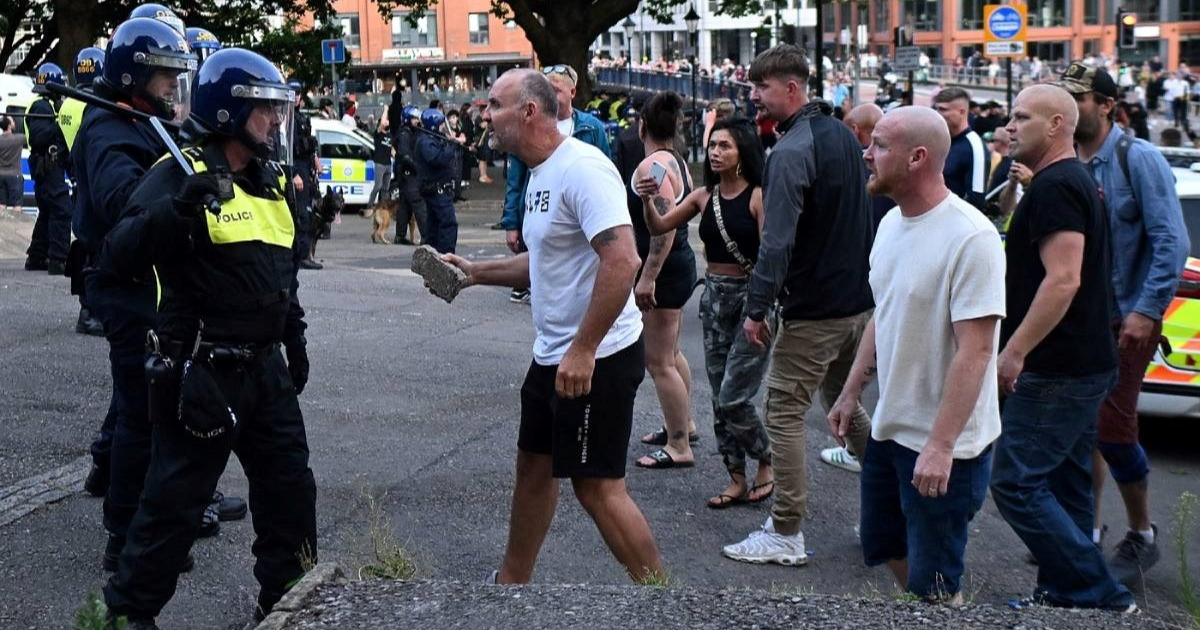 Britanija ima ozbiljan problem. Spominje se slanje vojske na ulice