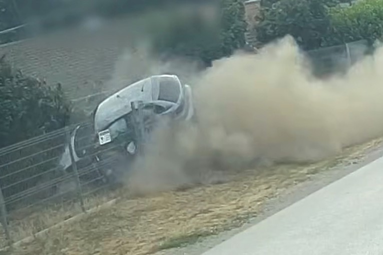 VIDEO U Mađarskoj pratio mladu vozačicu, izgurao auto s ceste pa pucao gumenim mecima