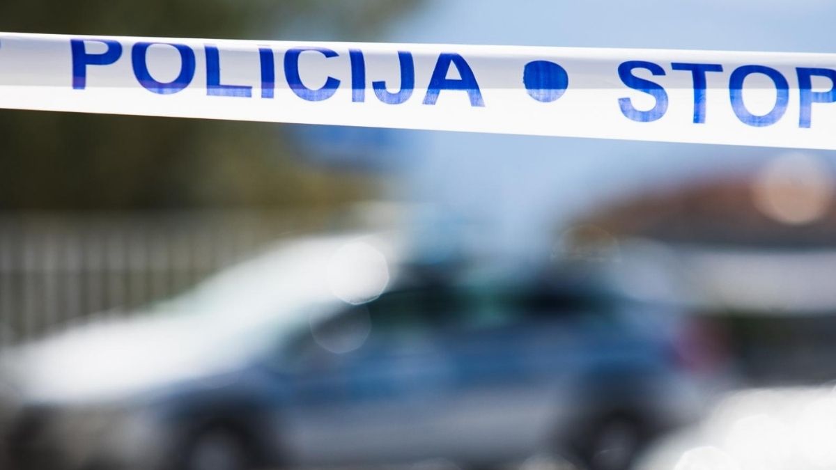 Vozač divljao po Kaštelima, oborio motociklista, zabio se u stup pa pješice pobjegao