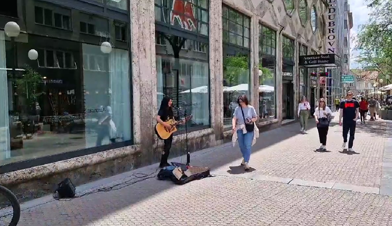 Strani ulični svirač u Zagrebu zapjevao hit Parnog valjka, poslušajte kako mu je išlo