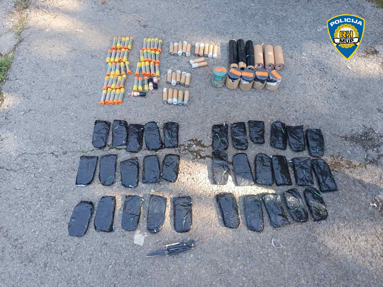 FOTO Velika zapljena prije derbija: Na tribinama skriveno 111 komada pirotehnike
