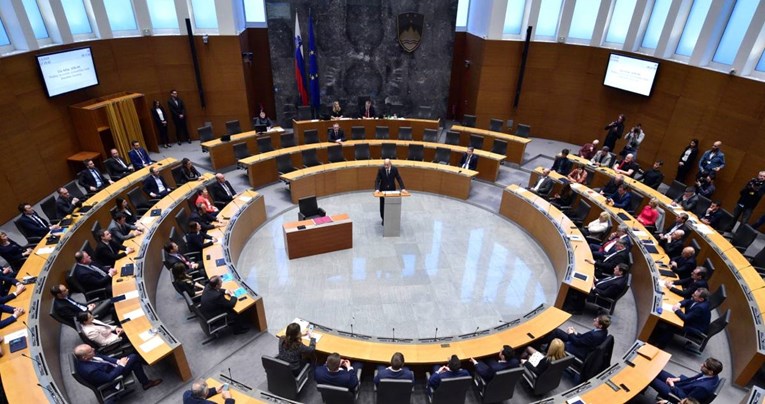 U Sloveniji vrijeđali zastupnike pred parlamentom, policija pokrenula istragu 