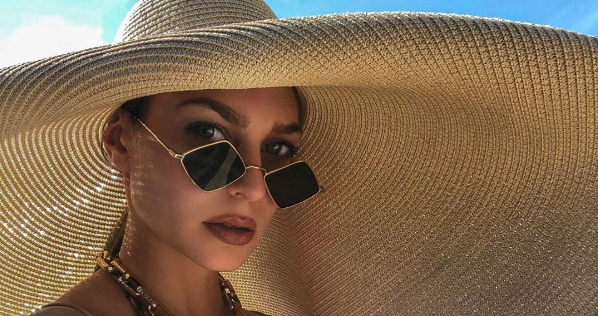 Minijaturan badić i šešir veći od života: Sonja Kovač je chic i na plaži