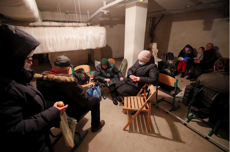 Stanovnici Kijeva noć su proveli u skloništima i podrumima. Pogledajte fotografije