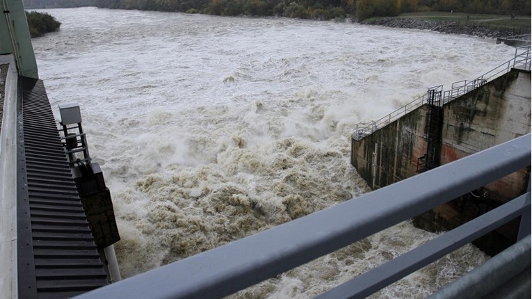 Žena pala u kanal hidroelektrane na Dravi, spasila je četiri mladića