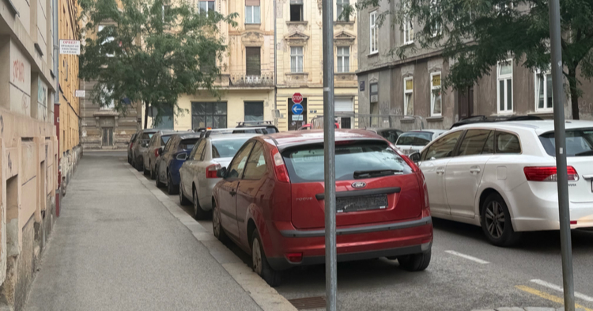 Maknuo registraciju pa stao na mjesto za invalide u Zagrebu. Susjedi bijesni