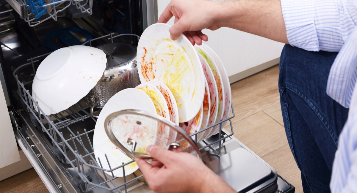 Perete li tanjure prije perilice ili ih ubacujete s ostacima hrane? Evo istine
