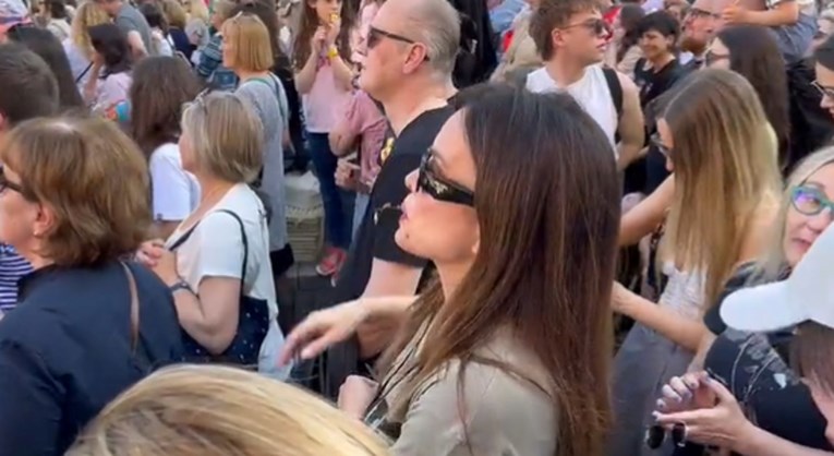 VIDEO Severina stigla na prosvjed podrške Mireli Čavajdi, zviždala na Trgu