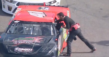 VIDEO Neviđene scene u NASCAR-u. Vozač mlatio drugoga kroz prozor nakon utrke