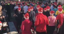 500 ljudi s kapicama Djeda Mraza trčalo po Umagu u dobrotvorne svrhe