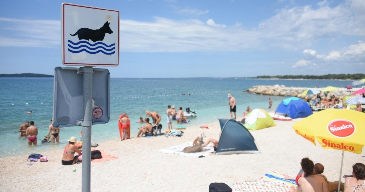 Stigla dojava o onečišćenju plaže u Puli. Inspekcija: More je izvrsne kakvoće