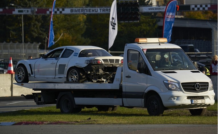 Latvija poklonila Ukrajini više od 600 zaplijenjenih automobila