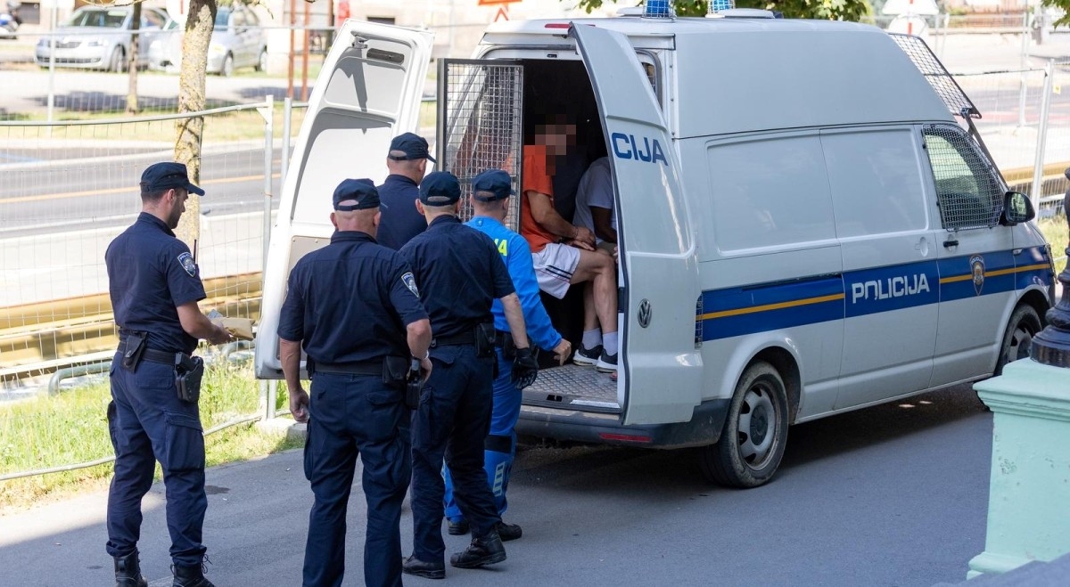 Mamili ljude lažnim oglasima za prodaju auta pa ih pokrali, omamljivali pićima...