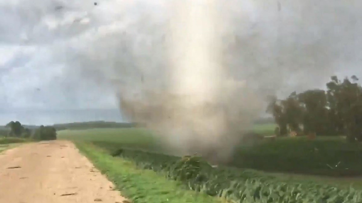 Snimio tornado sa samo nekoliko metara udaljenosti, vrištao je od uzbuđenja