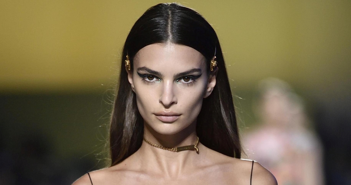 Emily Ratajkowski snimljena kako se strastveno ljubi s misterioznim muškarcem