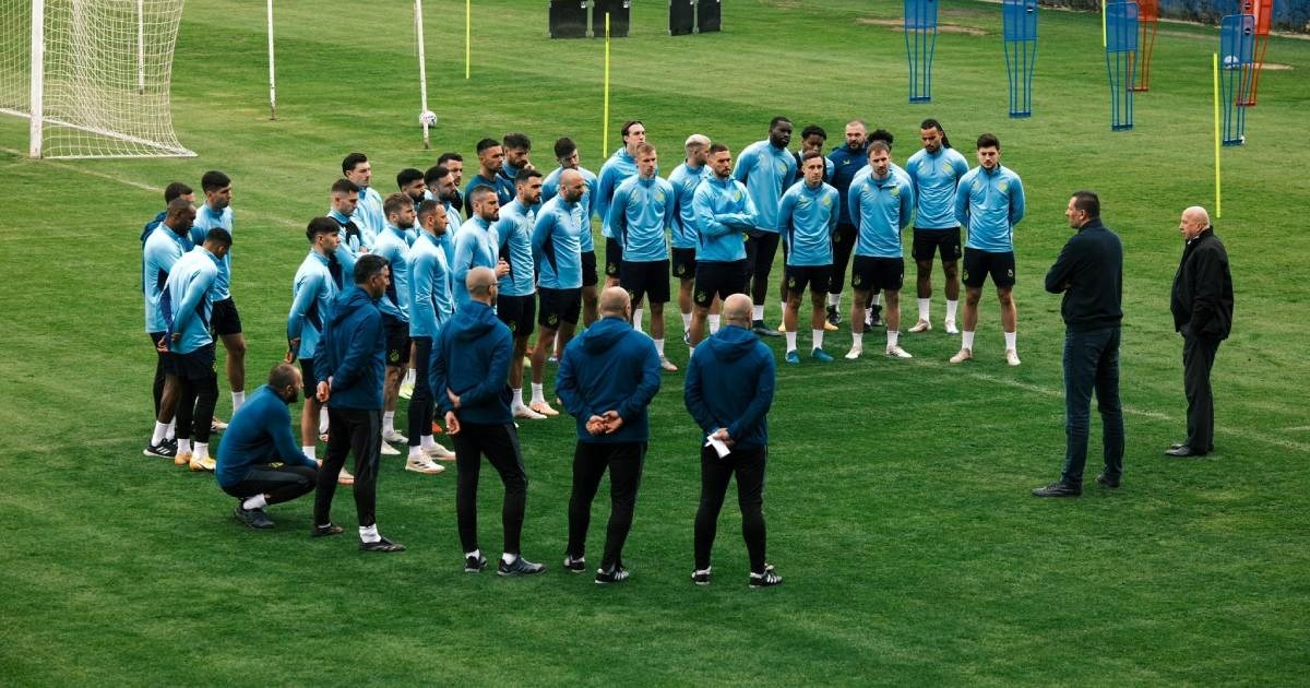 Pogledajte prizor s treninga Dinama. Igrači okupljeni oko Zajeca i Manenice