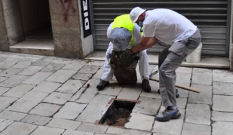 VIDEO Splitski vijećnik u centru grada popravio kamenu ploču, sve je snimio