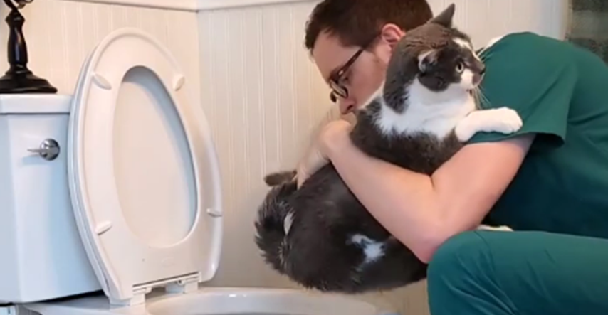 Pokazao kako mački s paralizom pomaže obavljati nuždu i sve oduševio: "Predivan si"