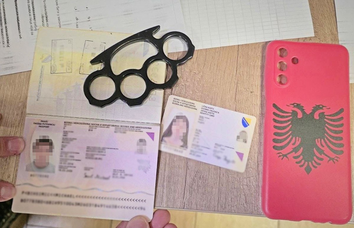 U Srbiji uhićeno dvoje iz BiH. Nađen bokser i maskica za mobitel sa zastavom Albanije