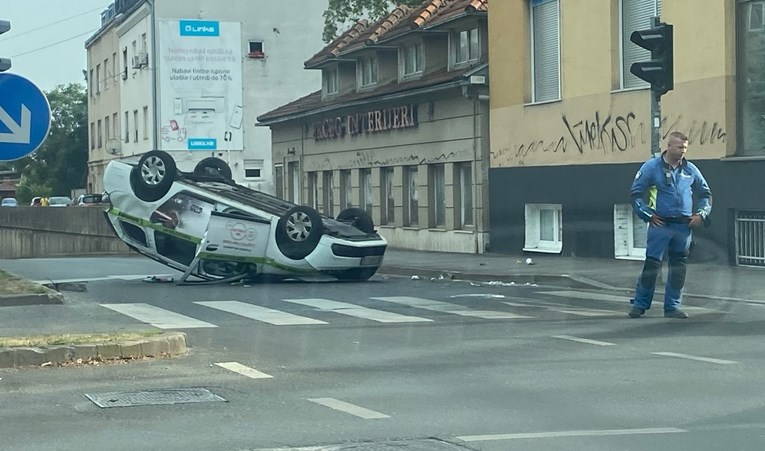 FOTO Nesreća na raskrižju u Zagrebu, taksi se prevrnuo na krov