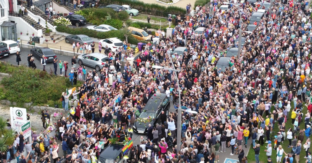 Tisuće ljudi u povorci se oprostili od Sinéad O'Connor, ostavljali cvijeće i poruke