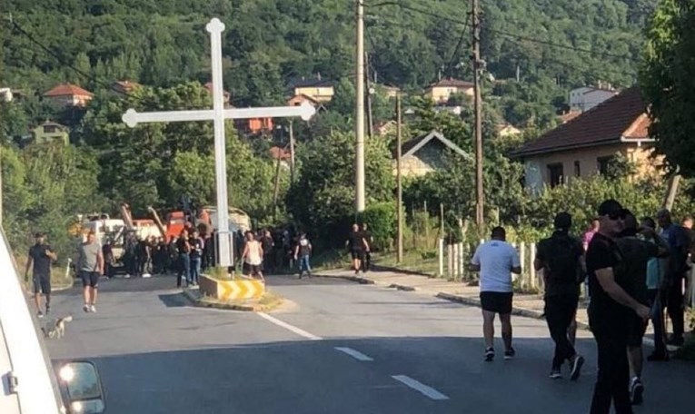 Kosovo zabranilo srpske registracije, lokalni Srbi postavili barikade na cestama