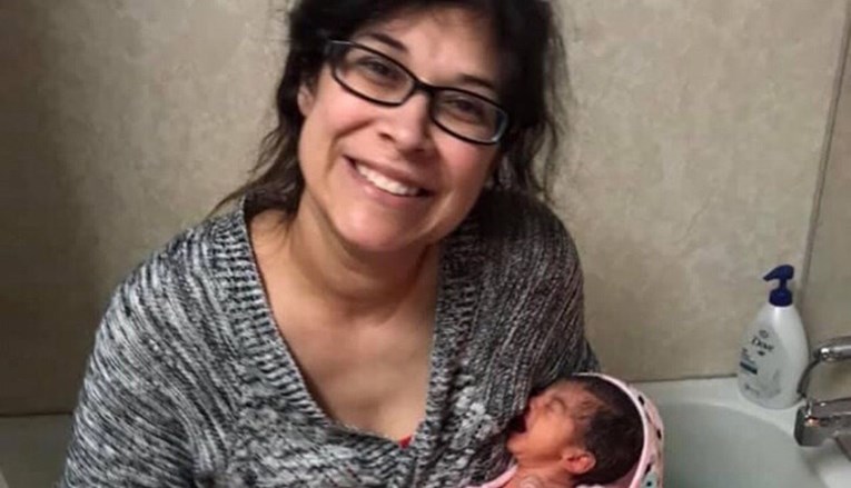 Mama desetero djece umrla nakon što je rodila prvu kćer