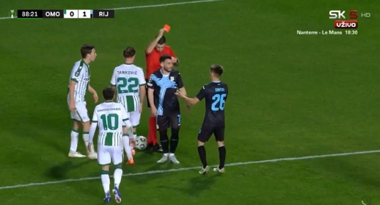 VIDEO Rijekin igrač za 15 minuta dobio dva žuta kartona