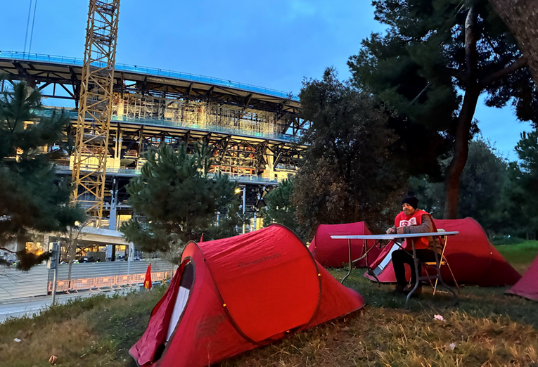 Postavljen prosvjedni kamp ispred Camp Noua