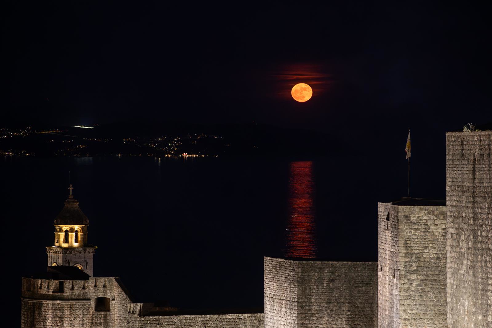 FOTO Puni Mjesec obasjao Hrvatsku, pogledajte slike iz Dubrovnika i Pule