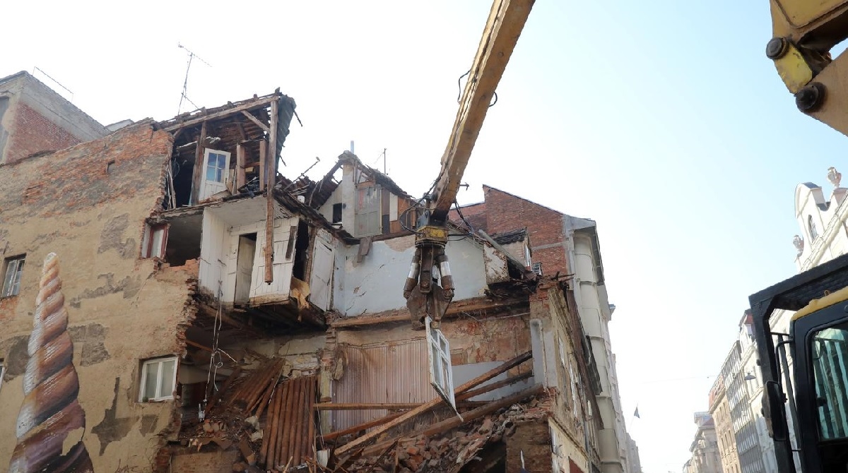 Zbog rušenja zgrade u centru Zagreba promet je privremeno zatvoren u nekim ulicama