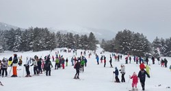 FOTO U BiH nisu stroge mjere: Brojni Dalmatinci uživaju u skijanju na Kupresu