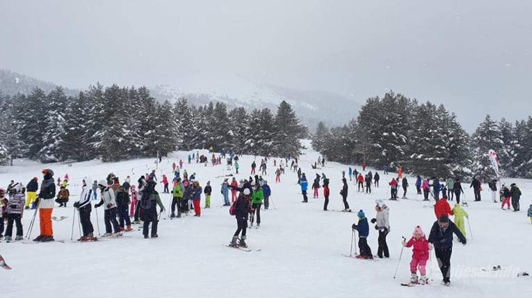 FOTO U BiH nisu stroge mjere: Brojni Dalmatinci uživaju u skijanju na Kupresu