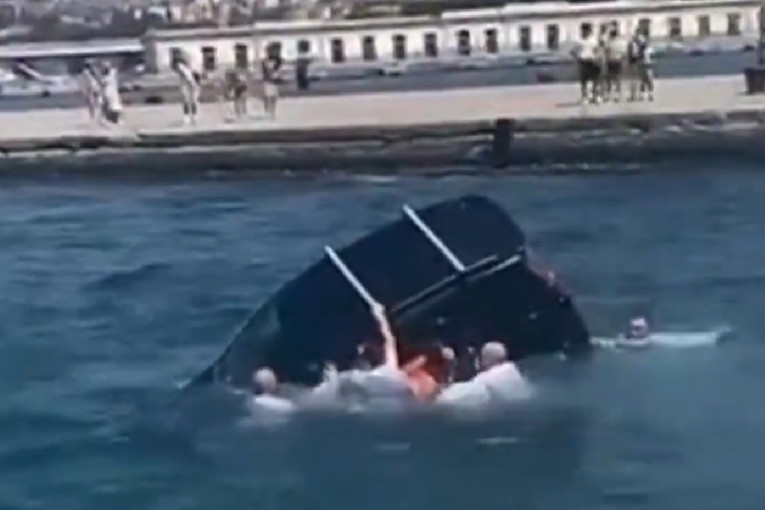 Autom sletio u more u Trstu, spasili ga vojni kadeti. Objavljena snimka spašavanja