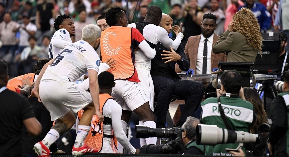 Epska proslava. Zabio je, preletio ogradu i grlio Henryja urlajući "Ti si moj idol!"