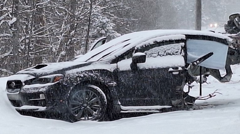 VIDEO Vozio se snježnom cestom kao luđak i završio s prepolovljenim autom