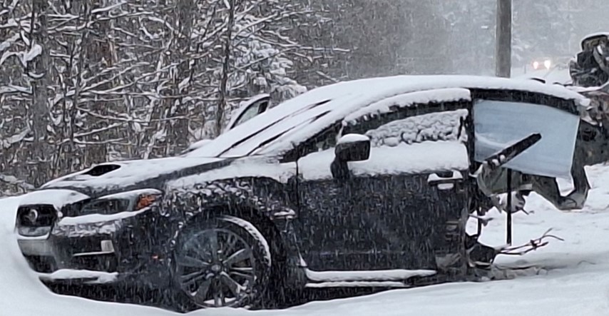 VIDEO Vozio se snježnom cestom kao luđak i završio s prepolovljenim autom