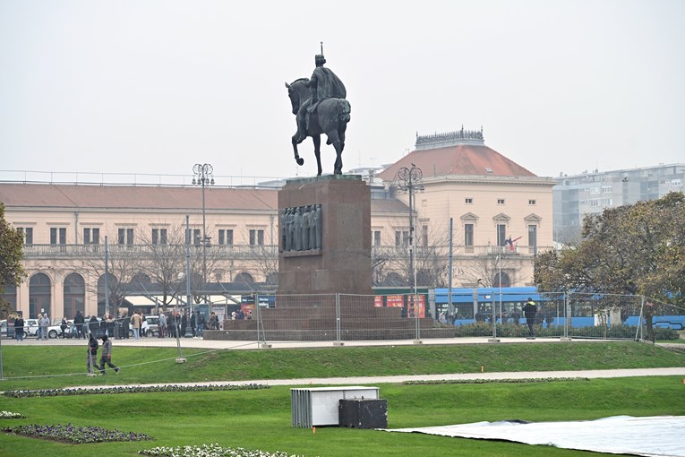 FOTO Počela izgradnja klizališta za ovogodišnji Advent u Zagrebu