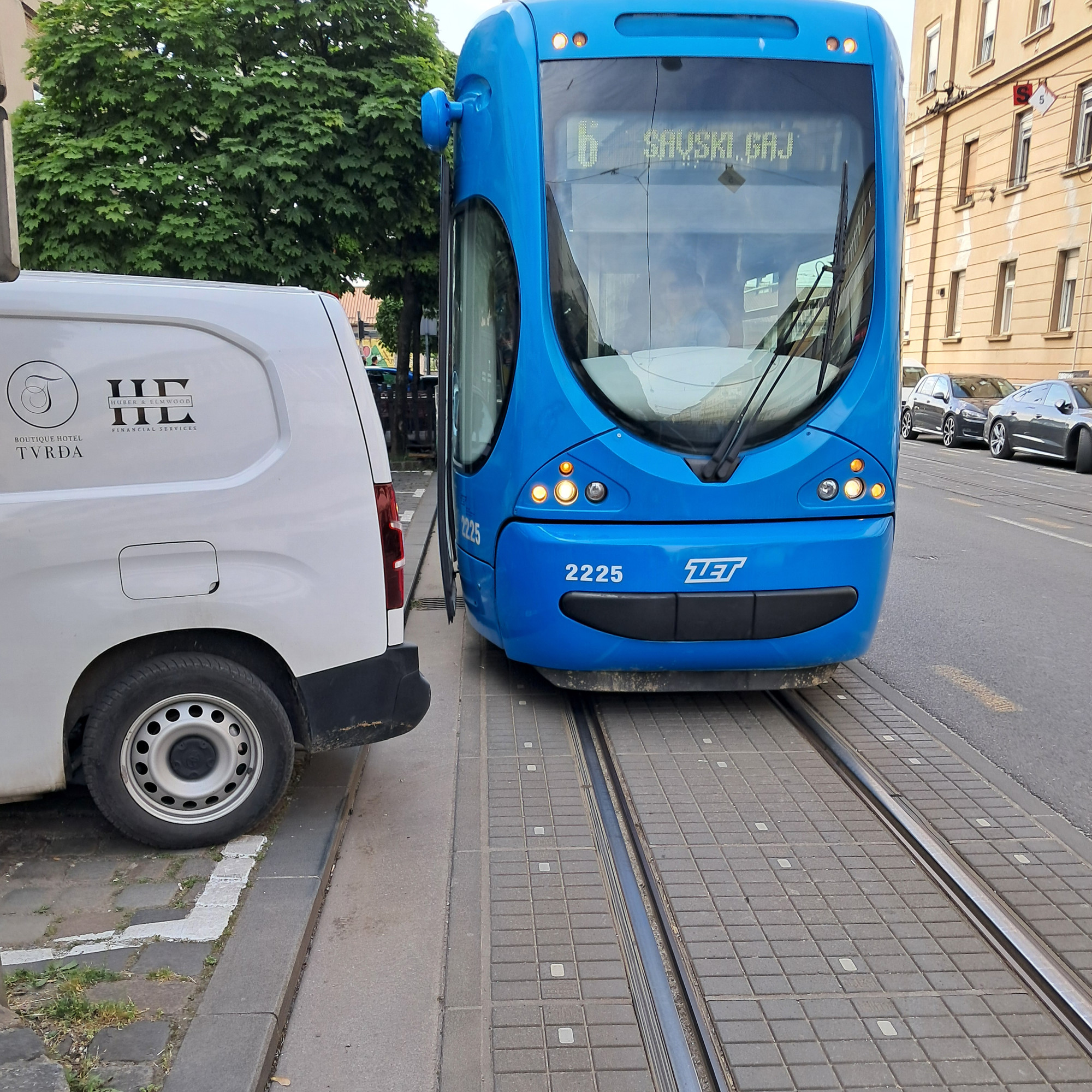 FOTO Kombijem blokirao tramvaj u centru Zagreba