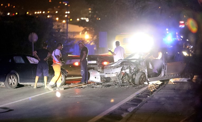 FOTO Pijan u Splitu se zabio u auto u kojem je bilo četvero djece. Auto je skršen