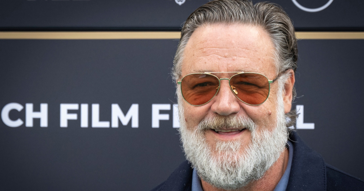 Russell Crowe se brani nakon viralne snimke s fanovima: "U čemu je problem?"