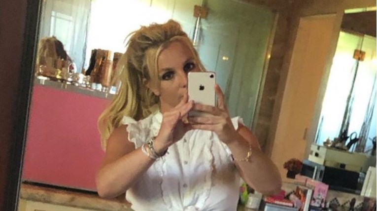 Britney sprdaju zbog očajnog fotošopa: "Toliko mršava da je savila ladice"