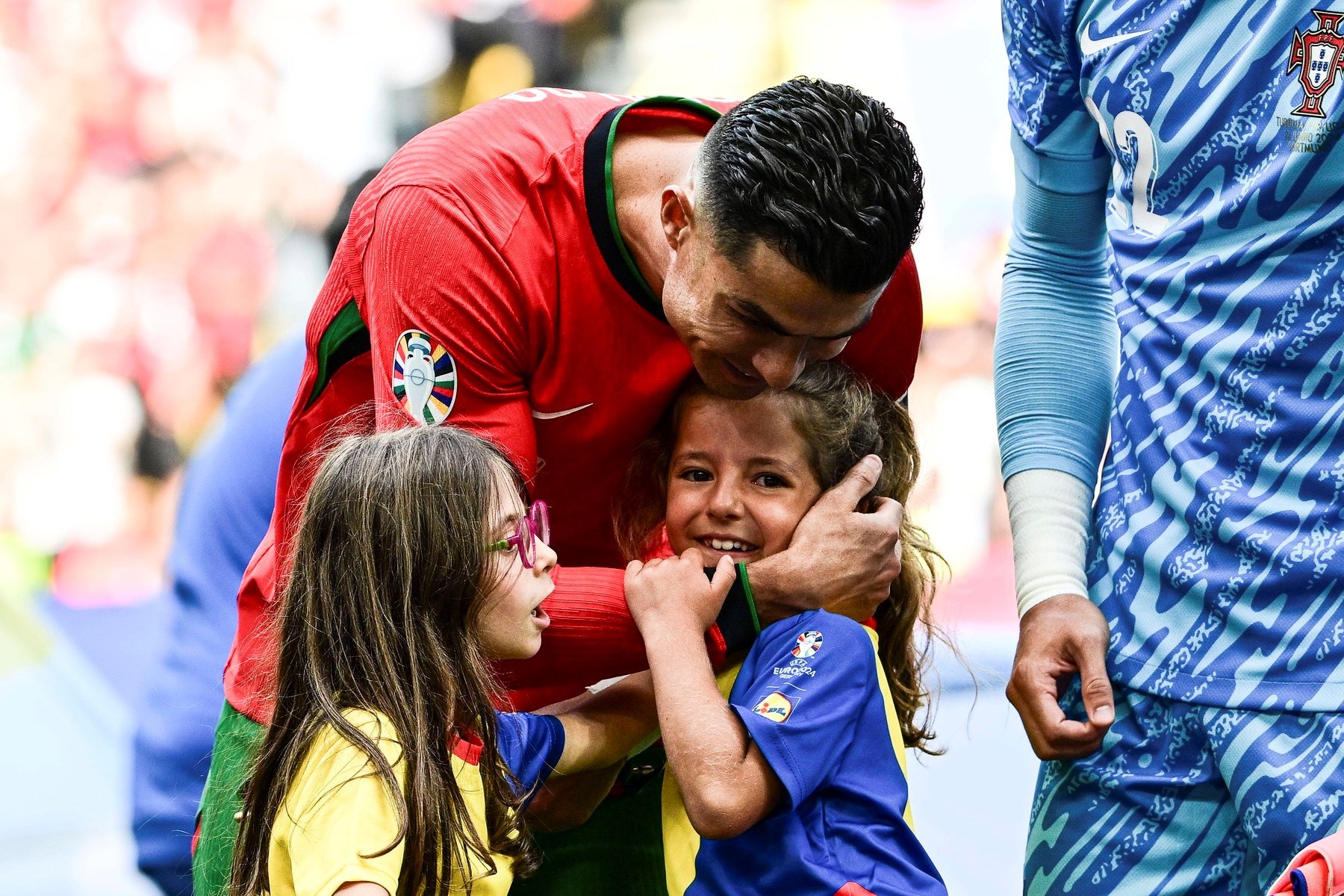 FOTO Ronaldo zagrlio djevojčicu prije utakmice s Turskom, pogledajte njezinu sreću