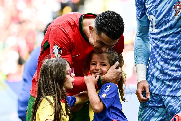 FOTO Ronaldo zagrlio djevojčicu prije utakmice s Turskom, pogledajte njezinu sreću