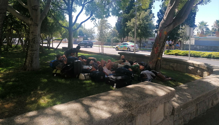 Partijaneri s Ultre s koferima spavali na travi kod zgrade gradske uprave u Splitu