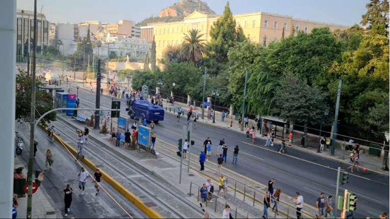 U Grčkoj veliki prosvjed protiv cijepljenja, sukobili se prosvjednici i policija