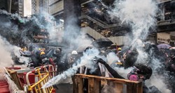 Policija suzavcem u Hong Kongu rastjerala antikomunističke prosvjednike